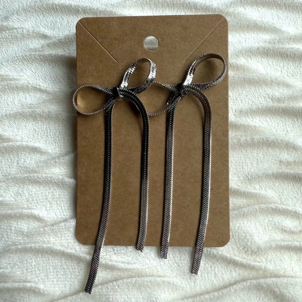 BOW NEW SILVER TONE EARRINGS COQUETTE ONE SIZE - Picture 2 of 2